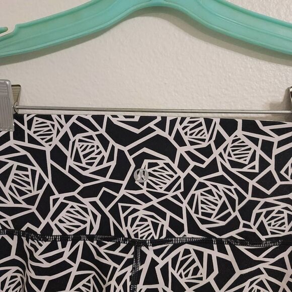 Lululemon Rosette Cropped Leggings Sz 6 - Picture 4 of 5